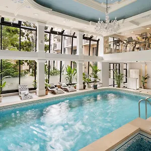 Hotel Queen's Court &